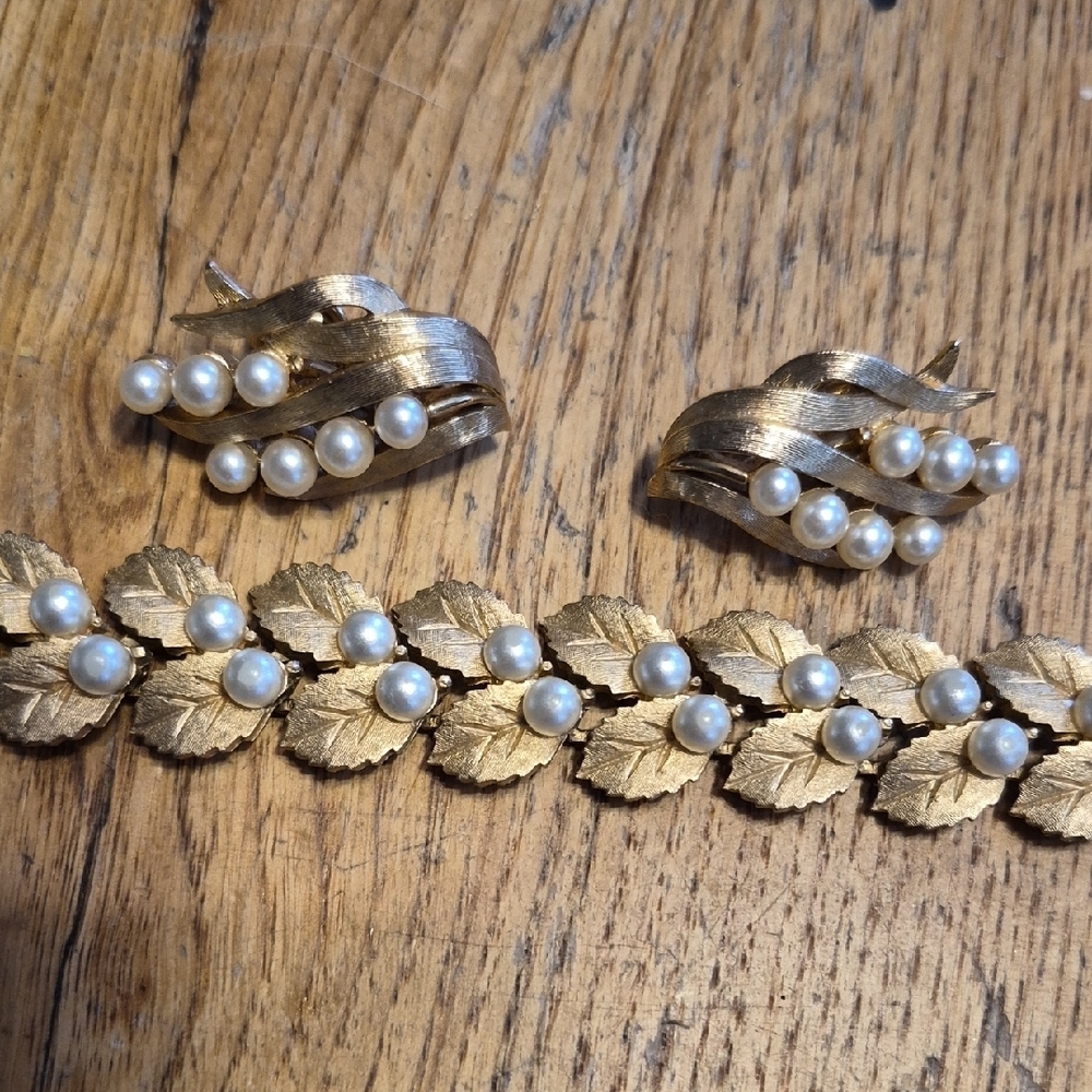 Trifari Gold and Pearl Leaf Jewelry Set - Picture 7 of 7